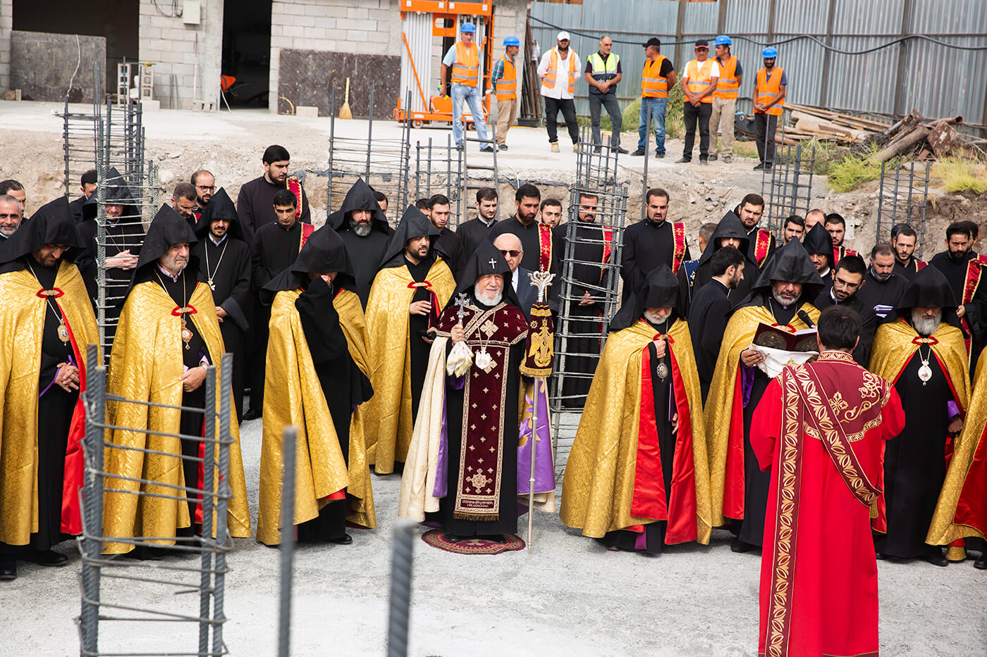 Կատարվեց Մայր Աթոռի «Վաչե և Թամար Մանուկյան» վարչական շենքի հիմնօրհնեքի արարողությունը (նկարներ) 17 06.09