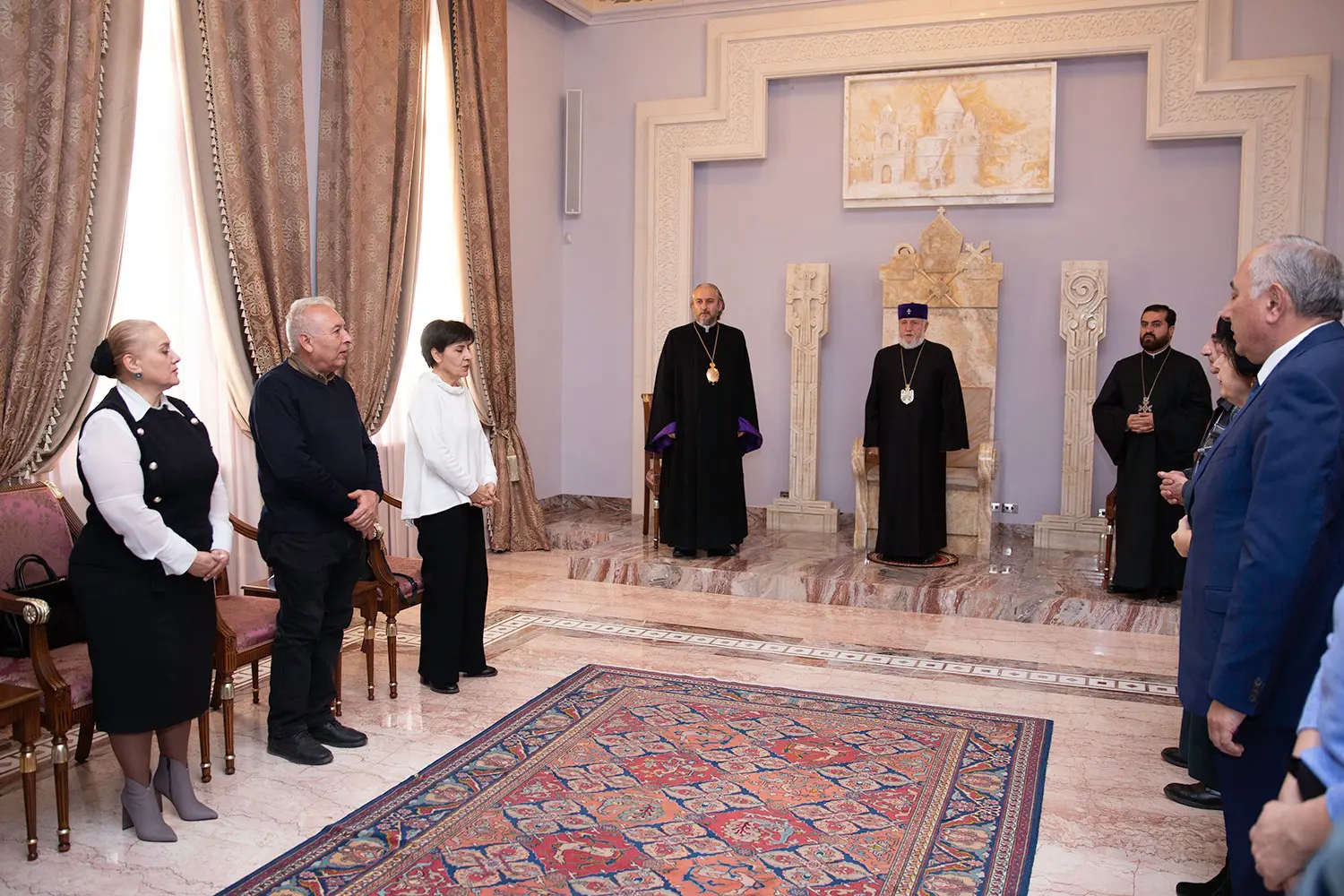 Mayr Atori ashkhtakicner 01