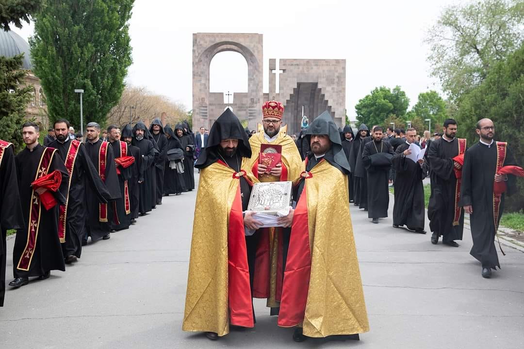 Հայոց Ցեղասպանության սուրբ նահատակների ոգեկոչման արարողությունները Մայր Աթոռ Սուրբ Էջմիածնում (նկարներ) 17 Ceghaspanutyan vogekochum 6