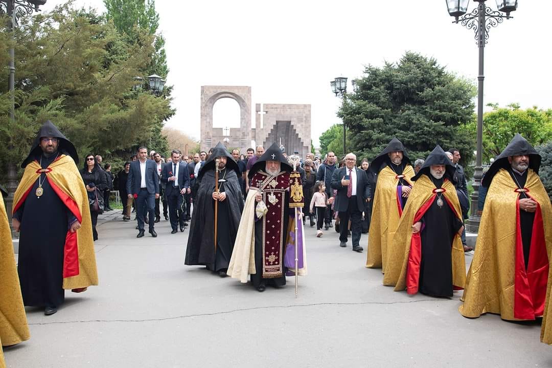 Հայոց Ցեղասպանության սուրբ նահատակների ոգեկոչման արարողությունները Մայր Աթոռ Սուրբ Էջմիածնում (նկարներ) 18 Ceghaspanutyan vogekochum 7