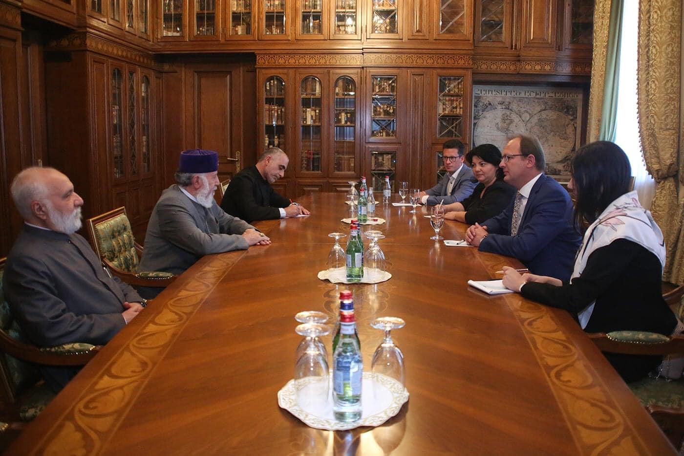Ամենայն Հայոց Կաթողիկոսն ընդունեց ԵԽ պատգամավորին 12 Ekh patgamavor 1