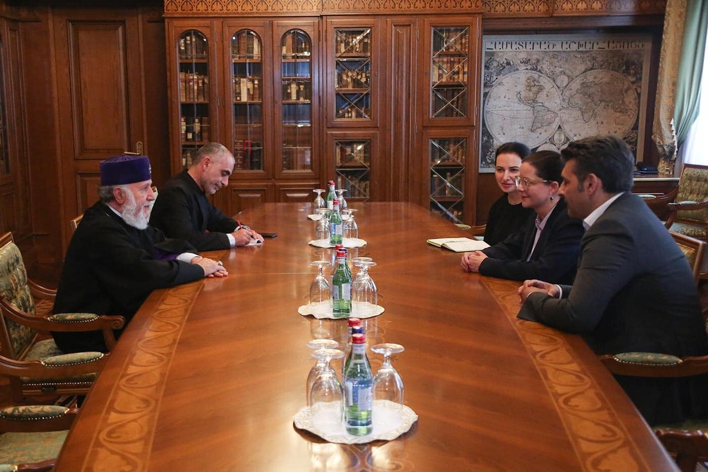 Ամենայն Հայոց Կաթողիկոսն ընդունեց ՄԱԿ-ի Մանկական հիմնադրամի հայաստանյան գրասենյակի ներկայացուցչին 12 Maki mankakan himnadram 1