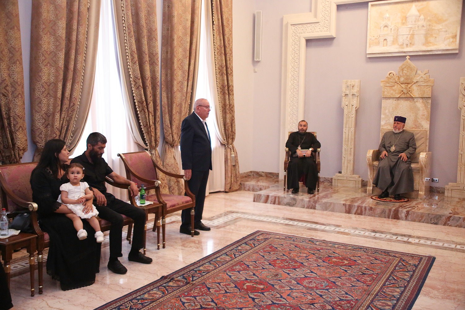 Ամենայն Հայոց Կաթողիկոսն ընդունեց զոհված զինծառայողների ընտանիքների անդամներին (նկարներ) 12 Zohvats zintsarayoghner 1