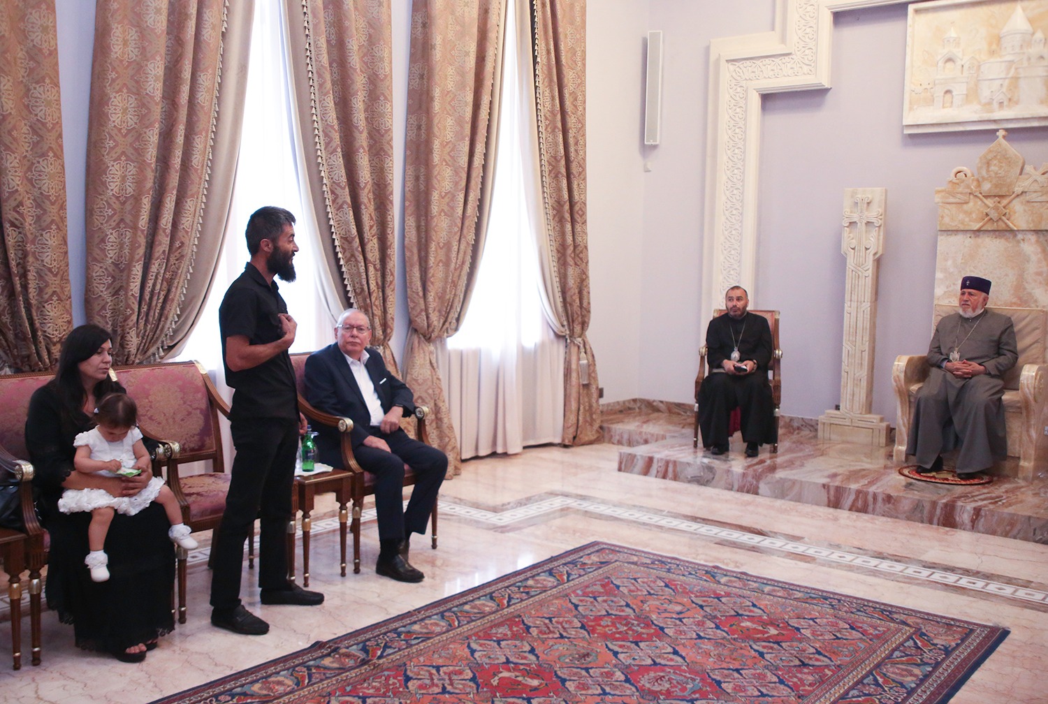 Ամենայն Հայոց Կաթողիկոսն ընդունեց զոհված զինծառայողների ընտանիքների անդամներին (նկարներ) 16 Zohvats zintsarayoghner 5