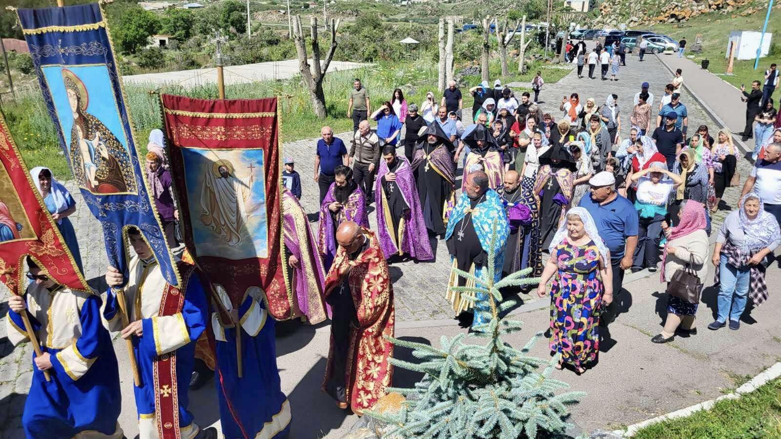 Խաչափայտի մասունքը Ս. Էջմիածնից բերվեց Հայրավանք՝ ուխտի պատարագի 25 Hayravanqi ughti 16