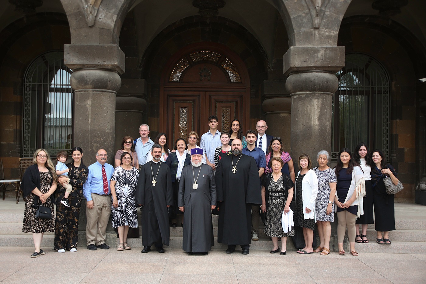 Ամենայն Հայոց Կաթողիկոսն ընդունեց ԱՄՆ Հայոց Արևելյան թեմի ուխտավորներին (նկարներ) 15 AMN arevelyan temi ughtavorner 4