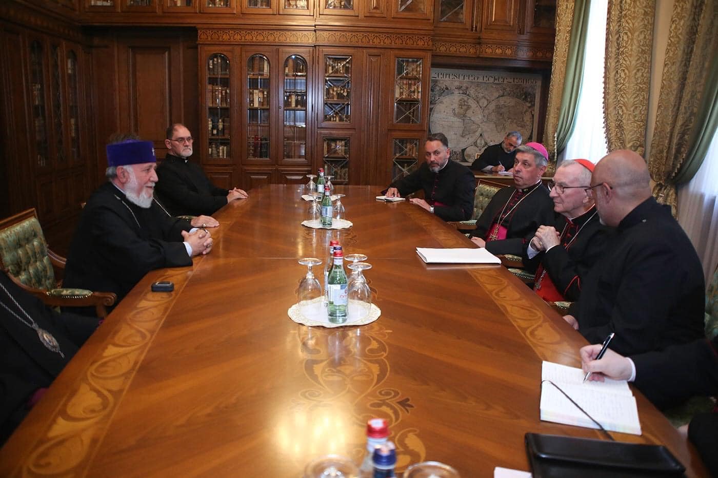 Ամենայն Հայոց Կաթողիկոսն ընդունեց Վատիկանի պետքարտուղարին 12 Vatikani petqartughar 1