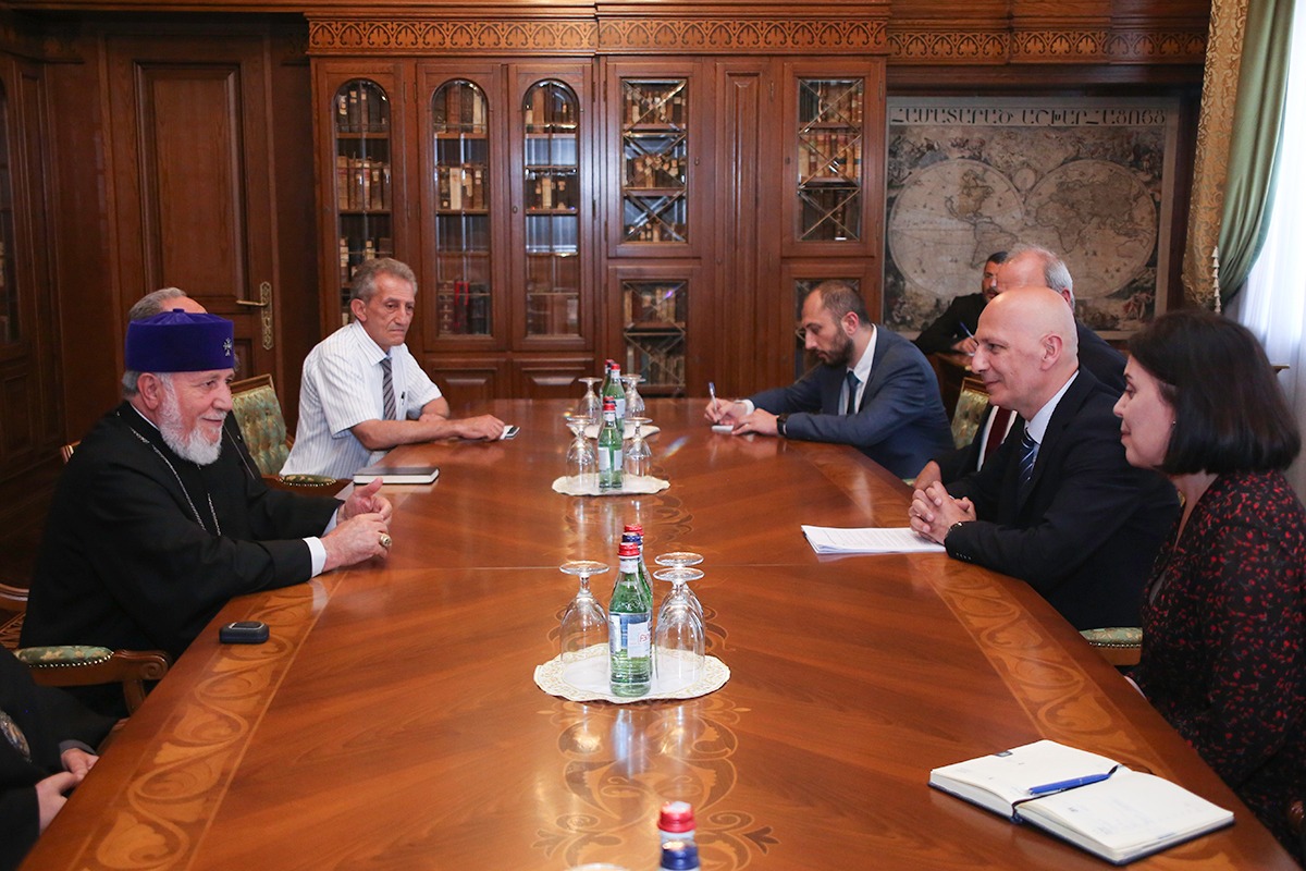 Ամենայն Հայոց Կաթողիկոսն ընդունեց Վրաստանի կրոնի հարցերով պետական գործակալության նախագահին 12 Vrastani kroni harcerov gortsakalutyun 1