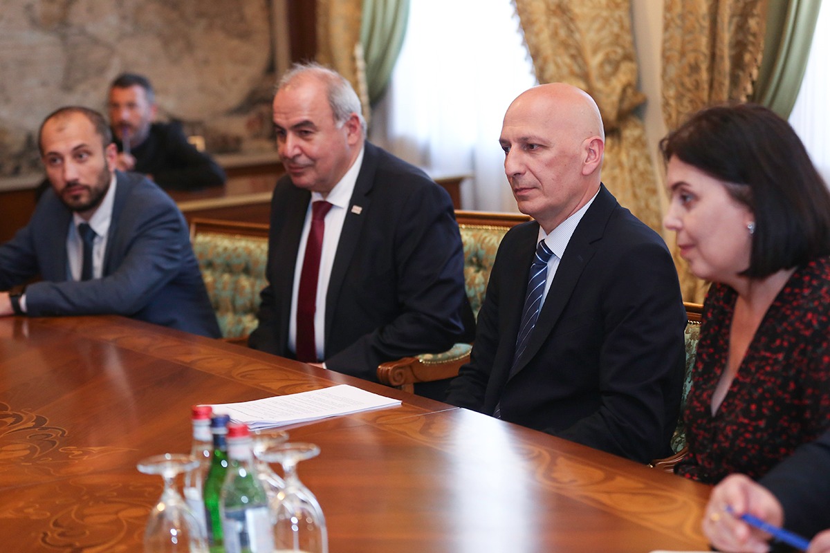 Ամենայն Հայոց Կաթողիկոսն ընդունեց Վրաստանի կրոնի հարցերով պետական գործակալության նախագահին 14 Vrastani kroni harcerov gortsakalutyun 3