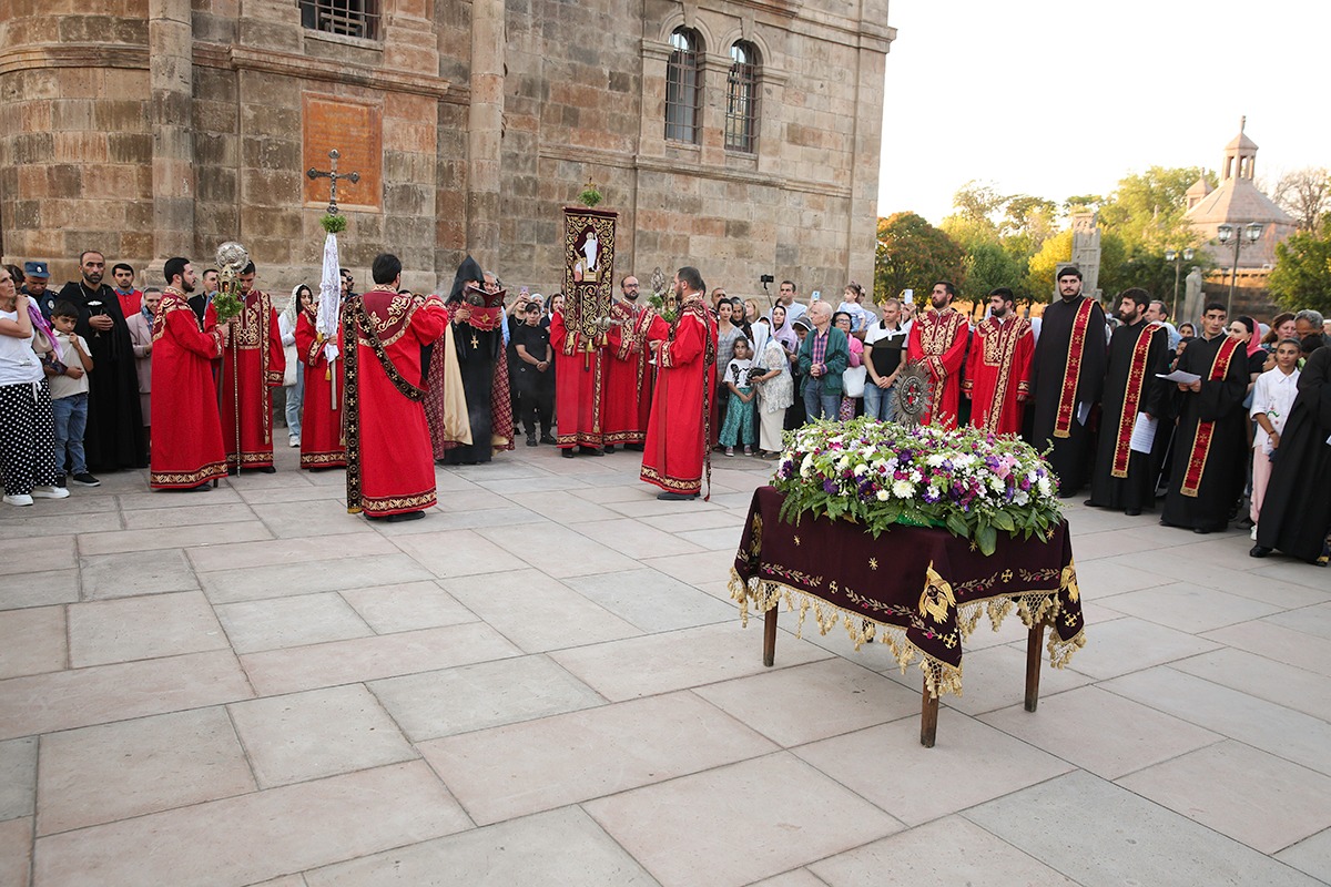 Խաչվերացի թափորը Մայր Աթոռում (նկարներ) 28 xachverac 17