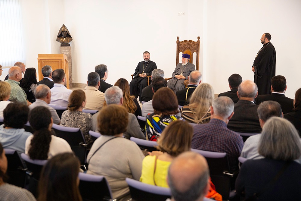 Ամենայն Հայոց Կաթողիկոսն ընդունեց ԱՄՆ Հայոց Արևելյան և Արևմտյան թեմերի ուխտավորներին (նկարներ) 15 AMN arevelyan arevmtyan tem 4