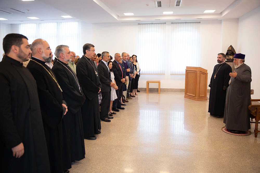 Ամենայն Հայոց Կաթողիկոսն ընդունեց ԱՄՆ Հայոց Արևելյան և Արևմտյան թեմերի ուխտավորներին (նկարներ) 16 AMN arevelyan arevmtyan tem 5
