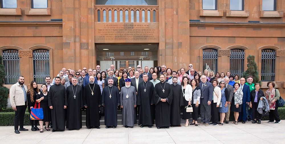 Ամենայն Հայոց Կաթողիկոսն ընդունեց ԱՄՆ Հայոց Արևելյան և Արևմտյան թեմերի ուխտավորներին (նկարներ) 17 AMN arevelyan arevmtyan tem 6