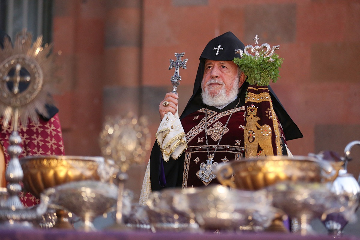 Կատարվեց Սուրբ Մյուռոնի նյութերի օրհնության կարգը (նկարներ) 12 Myuroni Nyuteri orhnutyun 1