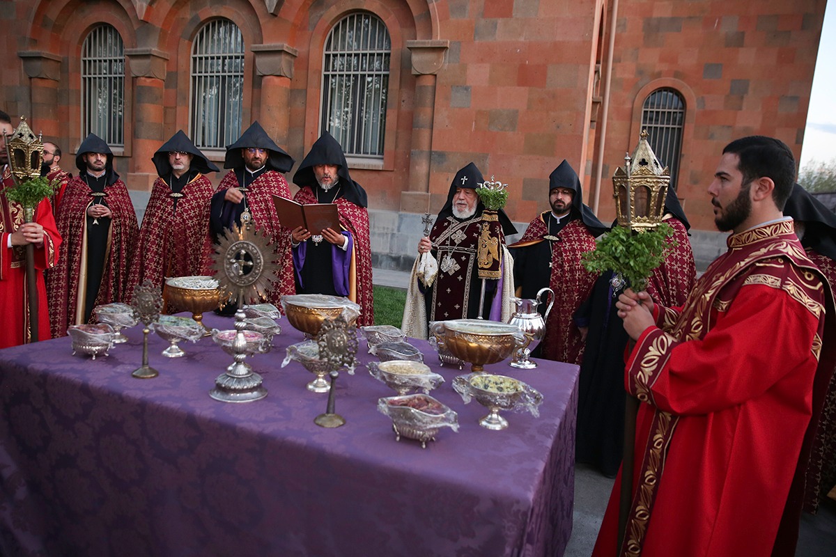 Կատարվեց Սուրբ Մյուռոնի նյութերի օրհնության կարգը (նկարներ) 13 Myuroni Nyuteri orhnutyun 2