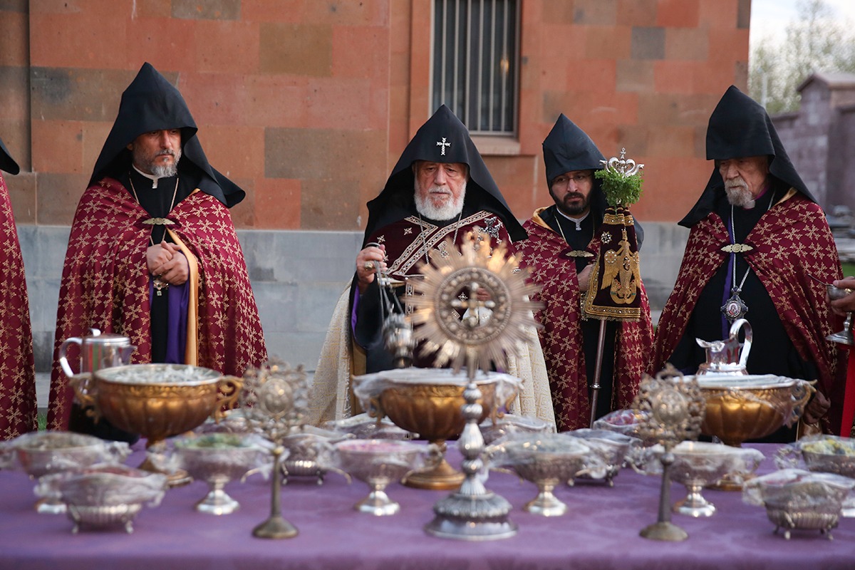 Կատարվեց Սուրբ Մյուռոնի նյութերի օրհնության կարգը (նկարներ) 14 Myuroni Nyuteri orhnutyun 3