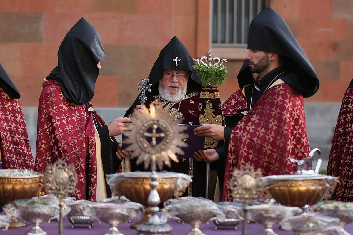Կատարվեց Սուրբ Մյուռոնի նյութերի օրհնության կարգը (նկարներ) 15 Myuroni Nyuteri orhnutyun 4