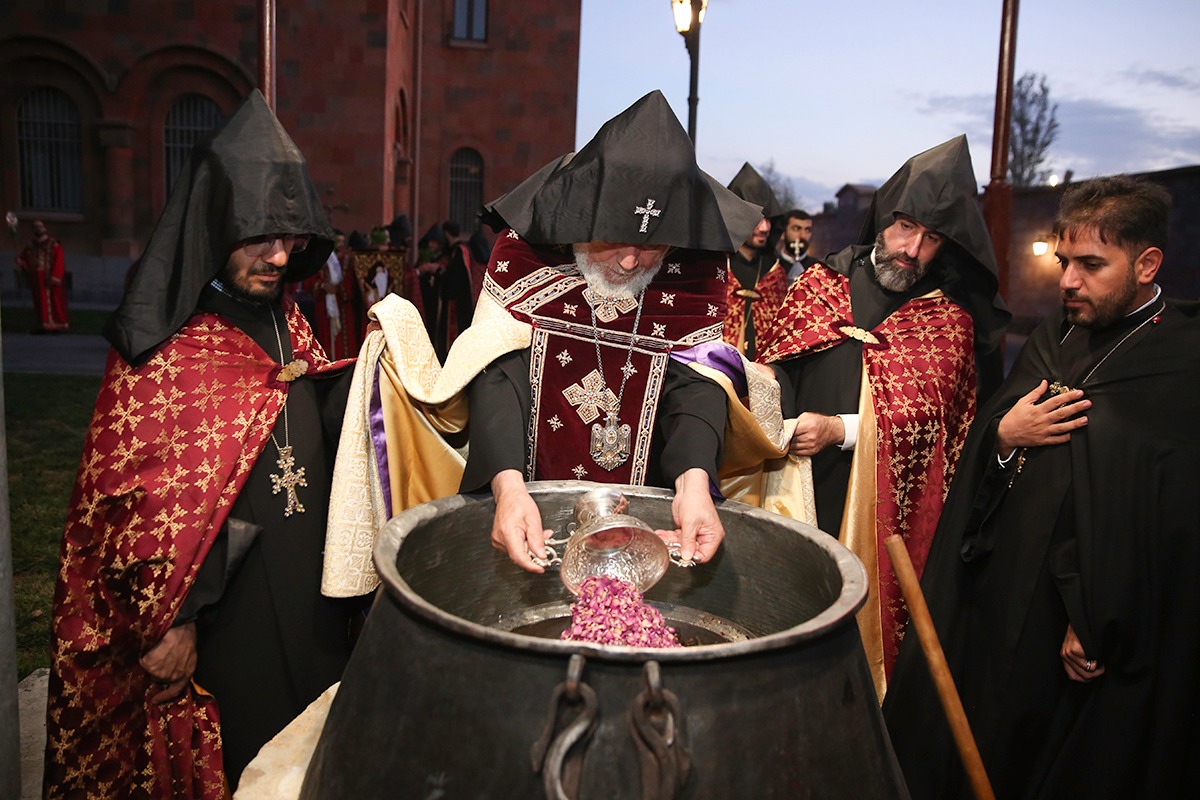 Կատարվեց Սուրբ Մյուռոնի նյութերի օրհնության կարգը (նկարներ) 16 Myuroni Nyuteri orhnutyun 5