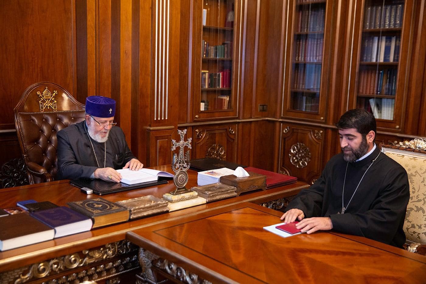 Մայր Աթոռի «Վաչե և Թամար Մանուկյան» Մատենադարանի տնօրենն Ամենայն Հայոց Կաթողիկոսին հանձնեց պատմական գիտությունների թեկնածուի կոչման վկայագիրը 12 Ter Ararat 1