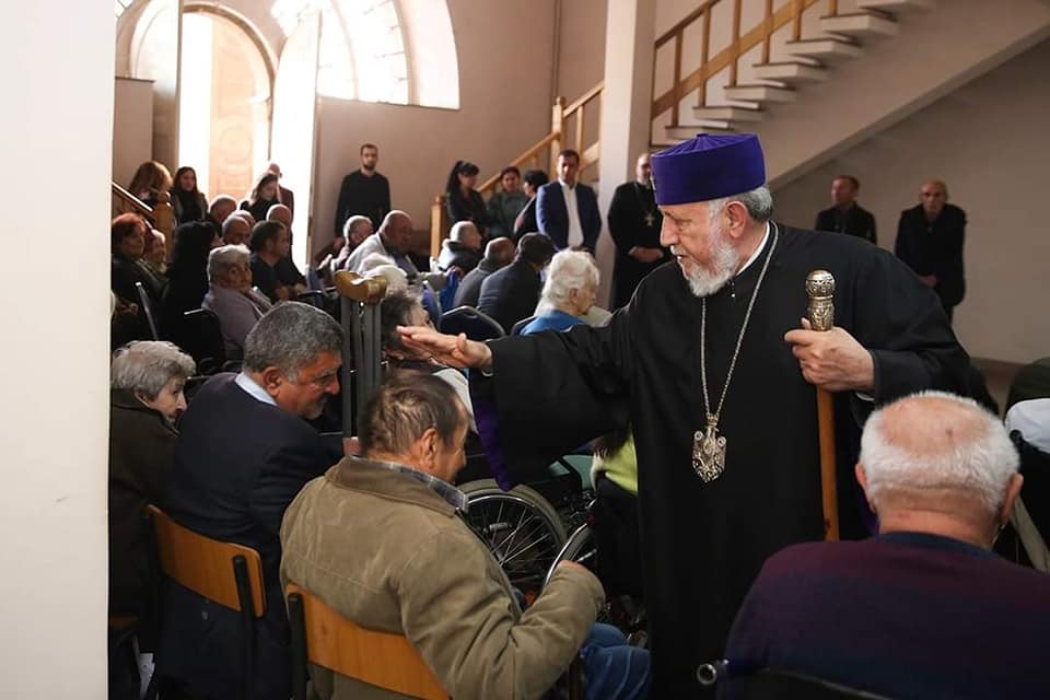 Ամենայն Հայոց Կաթողիկոսն իր օրհնությունը բաշխեց Երևանի N 1 տուն-ինտերնատի բնակիչներին (նկարներ) 26 Tun internat 15