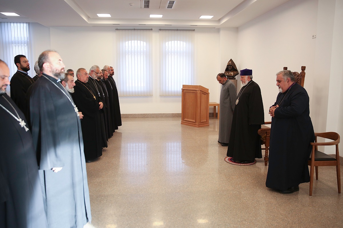 Ամենայն Հայոց Կաթողիկոսը հանդիպում ունեցավ Մայր Աթոռում վերապատրաստման դասընթացներն ավարտած եկեղեցականների հետ (նկարներ) 12 Verapatrastman qahananer 1