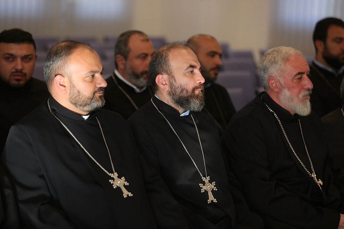 Ամենայն Հայոց Կաթողիկոսը հանդիպում ունեցավ Մայր Աթոռում վերապատրաստման դասընթացներն ավարտած եկեղեցականների հետ (նկարներ) 14 Verapatrastman qahananer 3