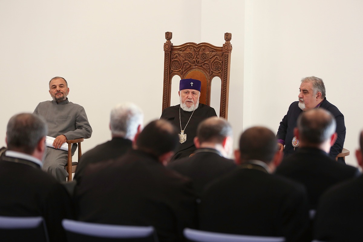 Ամենայն Հայոց Կաթողիկոսը հանդիպում ունեցավ Մայր Աթոռում վերապատրաստման դասընթացներն ավարտած եկեղեցականների հետ (նկարներ) 15 Verapatrastman qahananer 4