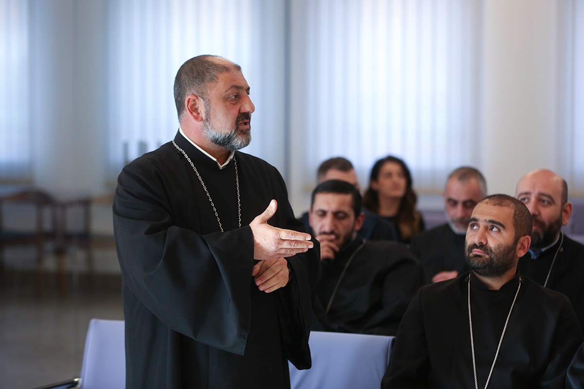 Ամենայն Հայոց Կաթողիկոսը հանդիպում ունեցավ Մայր Աթոռում վերապատրաստման դասընթացներն ավարտած եկեղեցականների հետ (նկարներ) 16 Verapatrastman qahananer 5