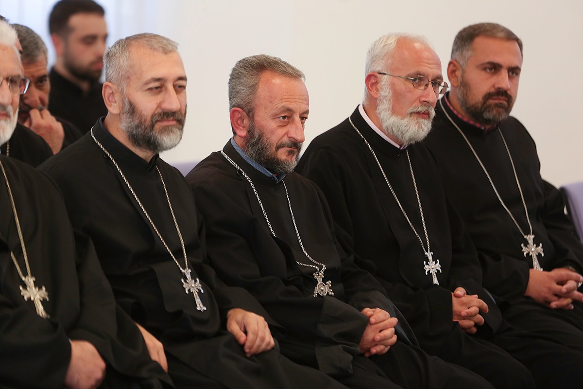 Ամենայն Հայոց Կաթողիկոսը հանդիպում ունեցավ Մայր Աթոռում վերապատրաստման դասընթացներն ավարտած եկեղեցականների հետ (նկարներ) 17 Verapatrastman qahananer 6