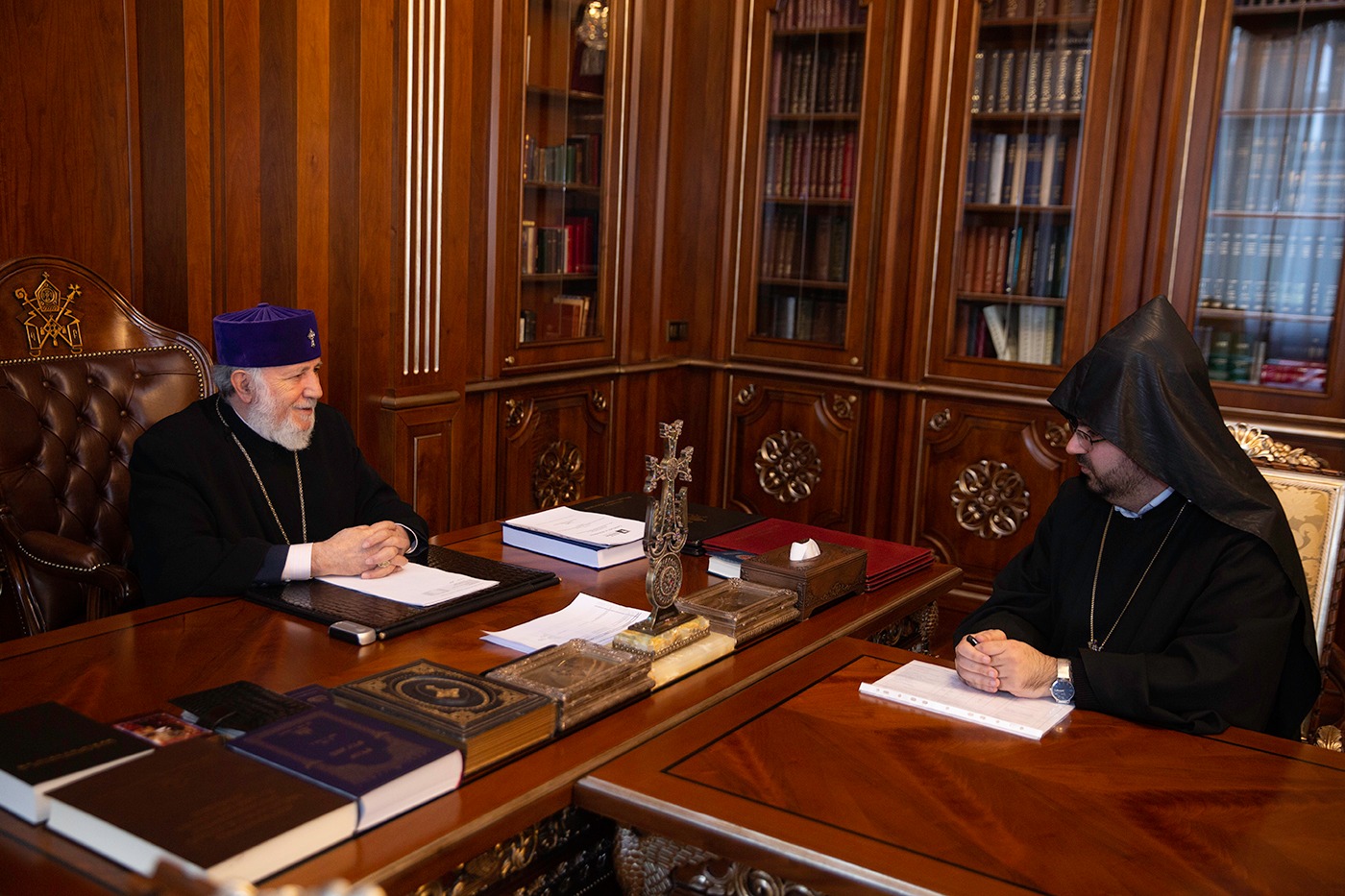 Ամենայն Հայոց Կաթողիկոսին իր գիտական կոչման վկայականը հանձնեց Տ. Գրիգորիս վարդապետ Շողիկյանը 12 Grigor abegha25․1