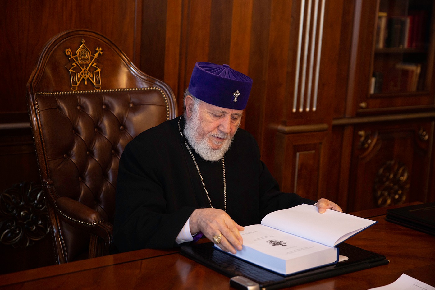 Ամենայն Հայոց Կաթողիկոսին իր գիտական կոչման վկայականը հանձնեց Տ. Գրիգորիս վարդապետ Շողիկյանը 13 Grigor abegha25․2