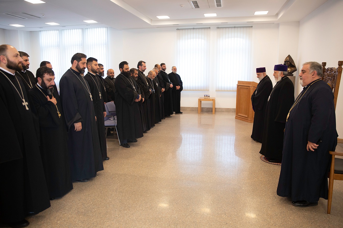 Ամենայն Հայոց Կաթողիկոսը հանդիպում ունեցավ Մայր Աթոռում վերապատրաստման դասընթացներն ավարտած եկեղեցականների հետ 12 Qahanneri het handipwum 1