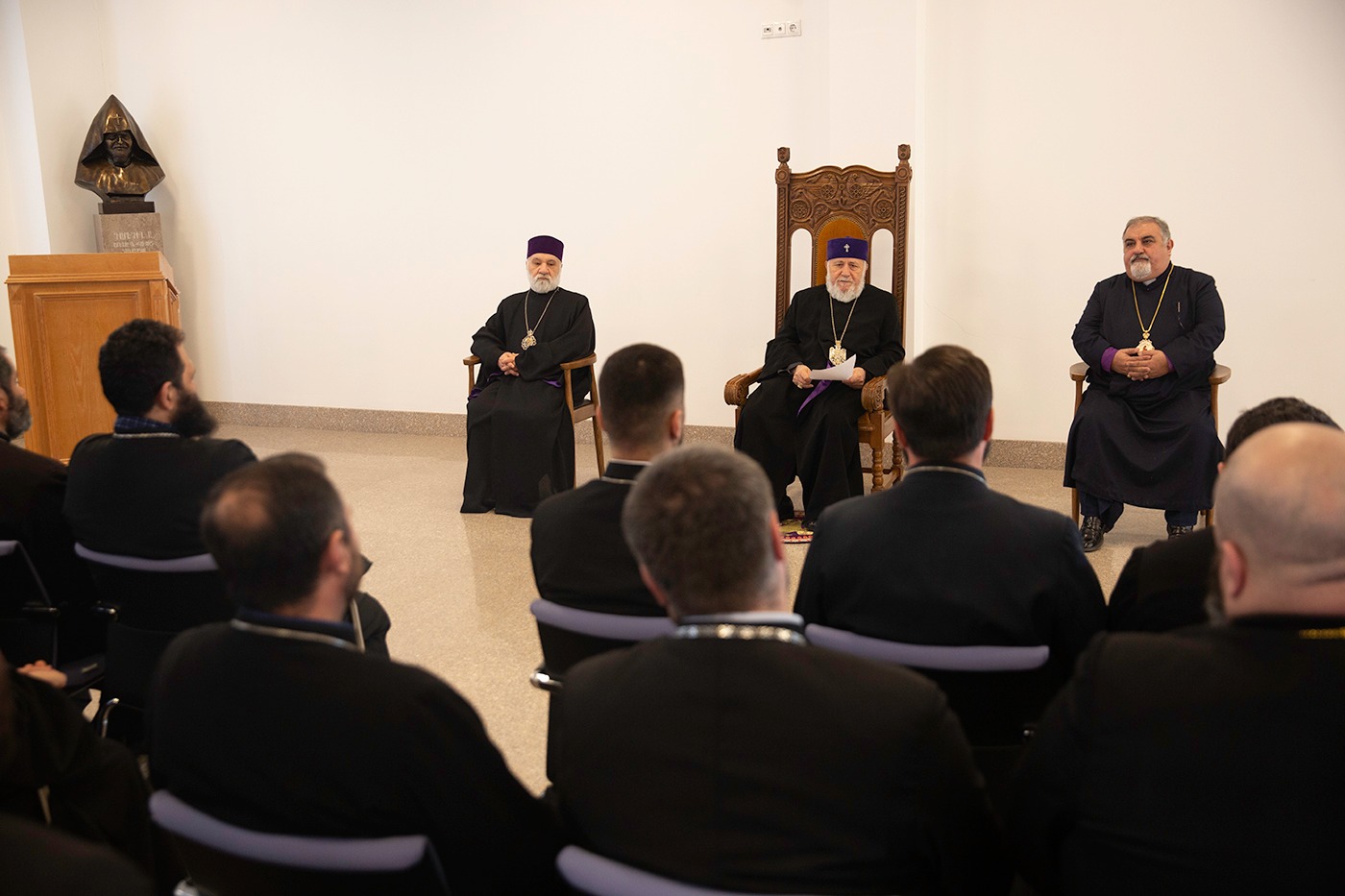 Ամենայն Հայոց Կաթողիկոսը հանդիպում ունեցավ Մայր Աթոռում վերապատրաստման դասընթացներն ավարտած եկեղեցականների հետ 16 Qahanneri het handipwum 5