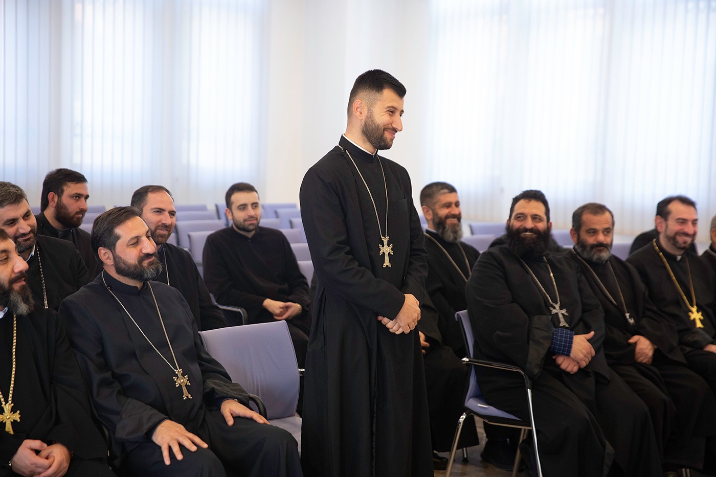 Ամենայն Հայոց Կաթողիկոսը հանդիպում ունեցավ Մայր Աթոռում վերապատրաստման դասընթացներն ավարտած եկեղեցականների հետ 17 Qahanneri het handipwum 6
