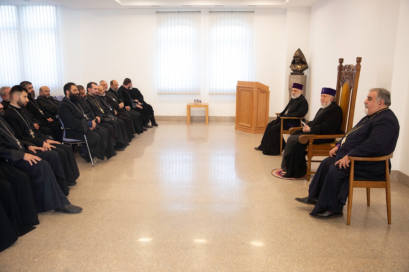 Ամենայն Հայոց Կաթողիկոսը հանդիպում ունեցավ Մայր Աթոռում վերապատրաստման դասընթացներն ավարտած եկեղեցականների հետ 19 Qahanneri het handipwum 8
