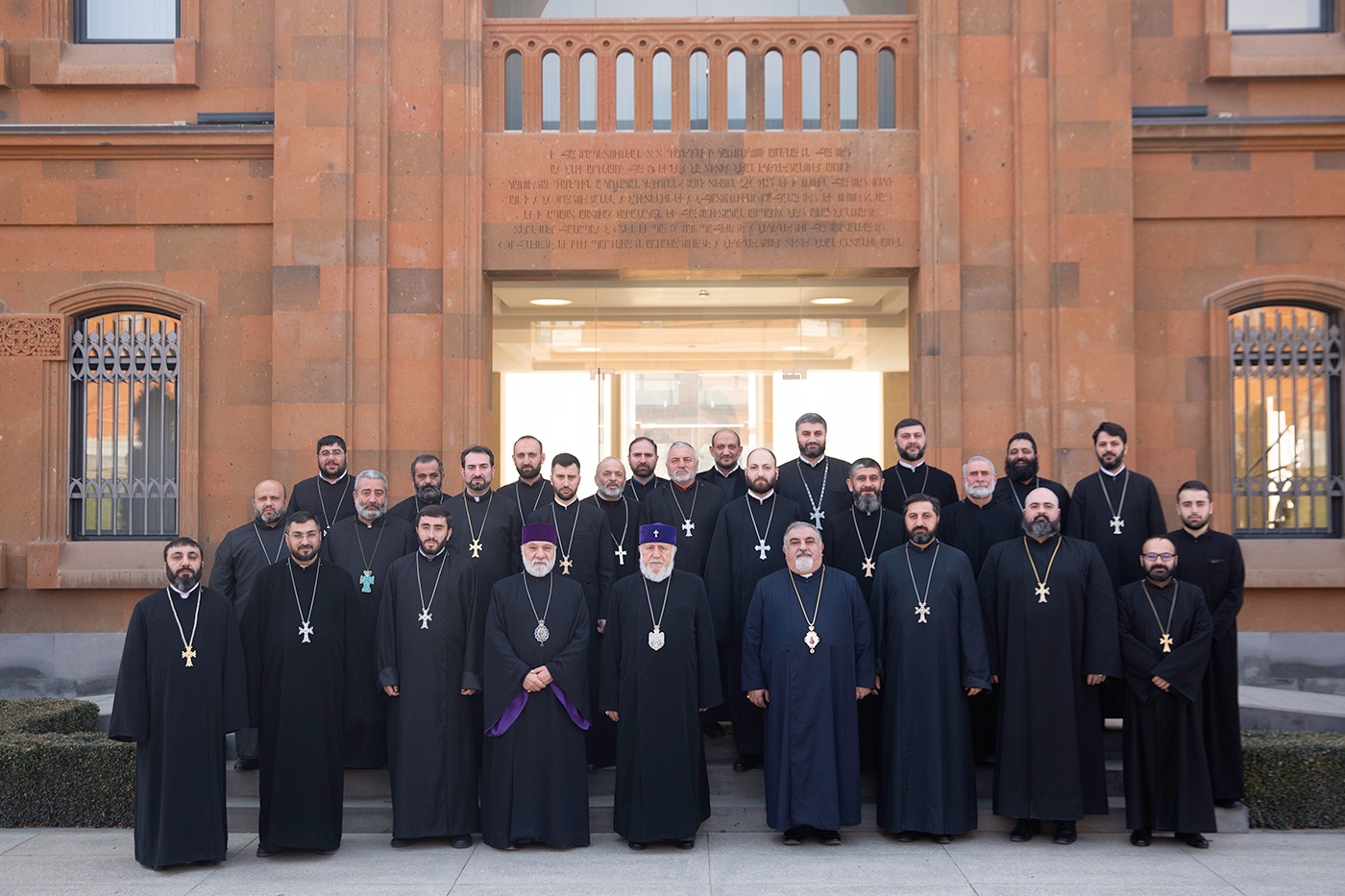 Ամենայն Հայոց Կաթողիկոսը հանդիպում ունեցավ Մայր Աթոռում վերապատրաստման դասընթացներն ավարտած եկեղեցականների հետ 20 Qahanneri het handipwum 9