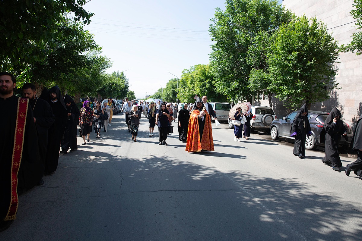 Տոնախմբվեց Սուրբ Հռիփսիմյանց կույսերի հիշատակը (նկարներ) 19 Hripsimyanc ton 8