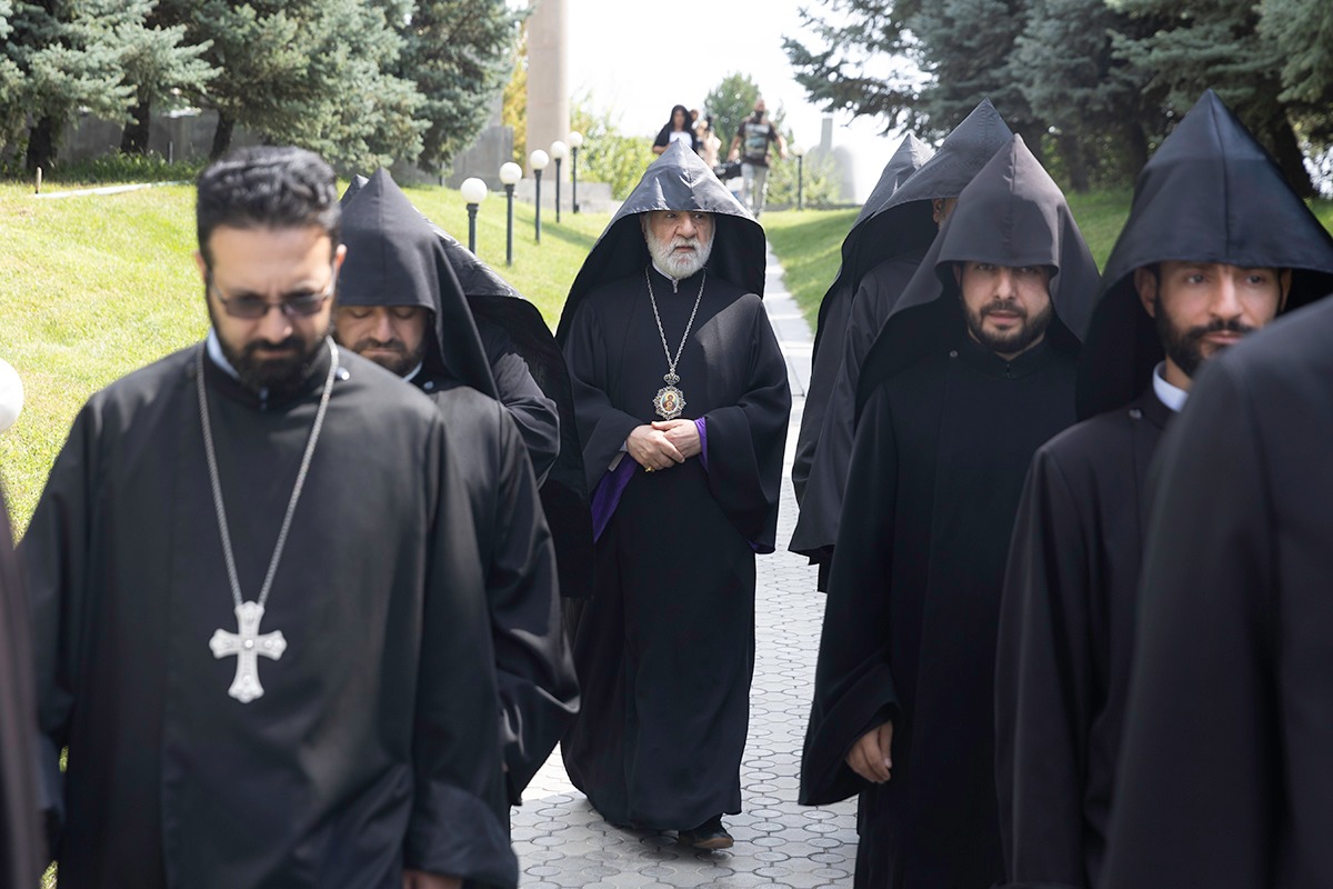 Մայր Աթոռի միաբաններն այցելեցին «Եռաբլուր» զինվորական պանթեոն (նկարներ) 12 Miabanner ayc 2