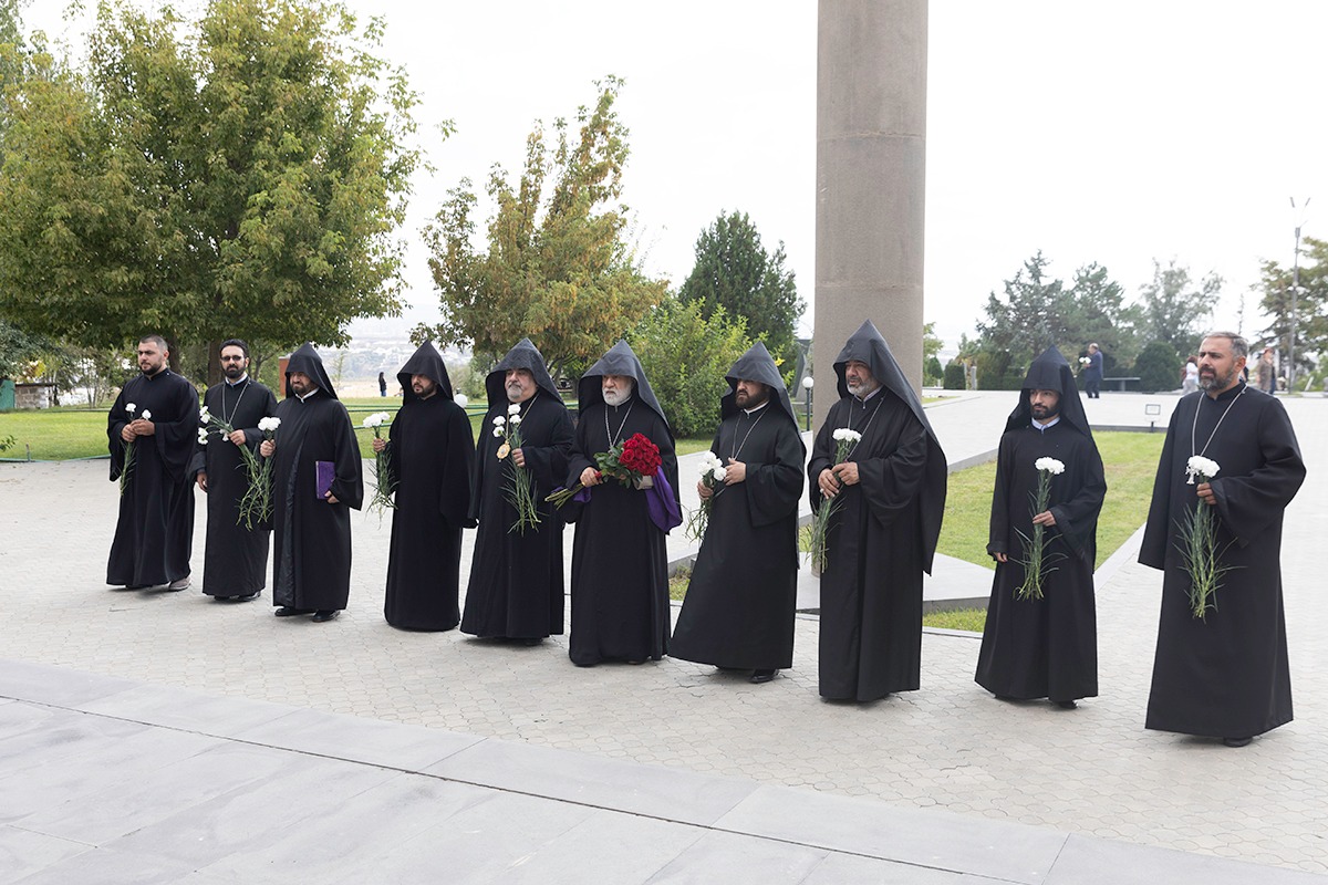 Մայր Աթոռի միաբաններն այցելեցին «Եռաբլուր» զինվորական պանթեոն (նկարներ) 13 Miabanner ayc 3