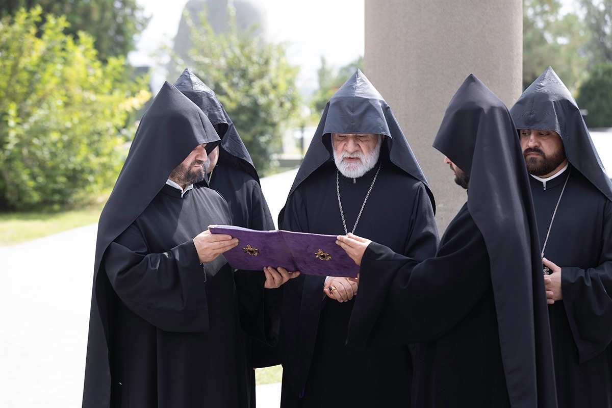 Մայր Աթոռի միաբաններն այցելեցին «Եռաբլուր» զինվորական պանթեոն (նկարներ) 14 Miabanner ayc 4