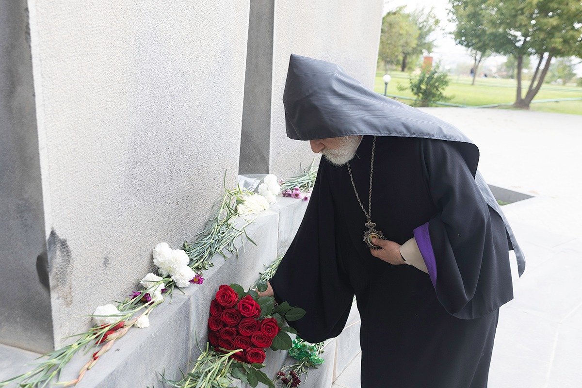 Մայր Աթոռի միաբաններն այցելեցին «Եռաբլուր» զինվորական պանթեոն (նկարներ) 16 Miabanner ayc 6