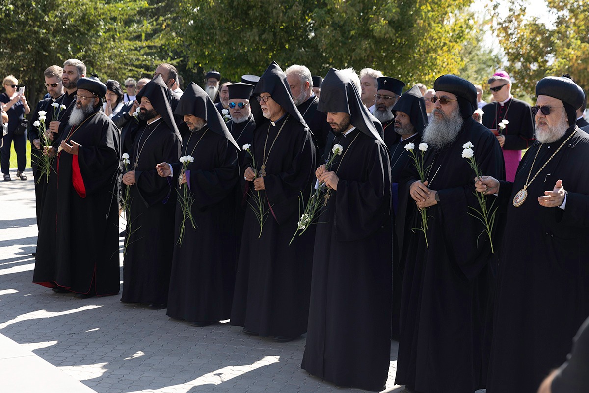 Աղոթք բարձրացվեց Ծիծեռնակաբերդի հուշահամալիրում և «Եռաբլուր» զինվորական պանթեոնում (նկարներ) 23 Tsiternakaberd aghotq 12