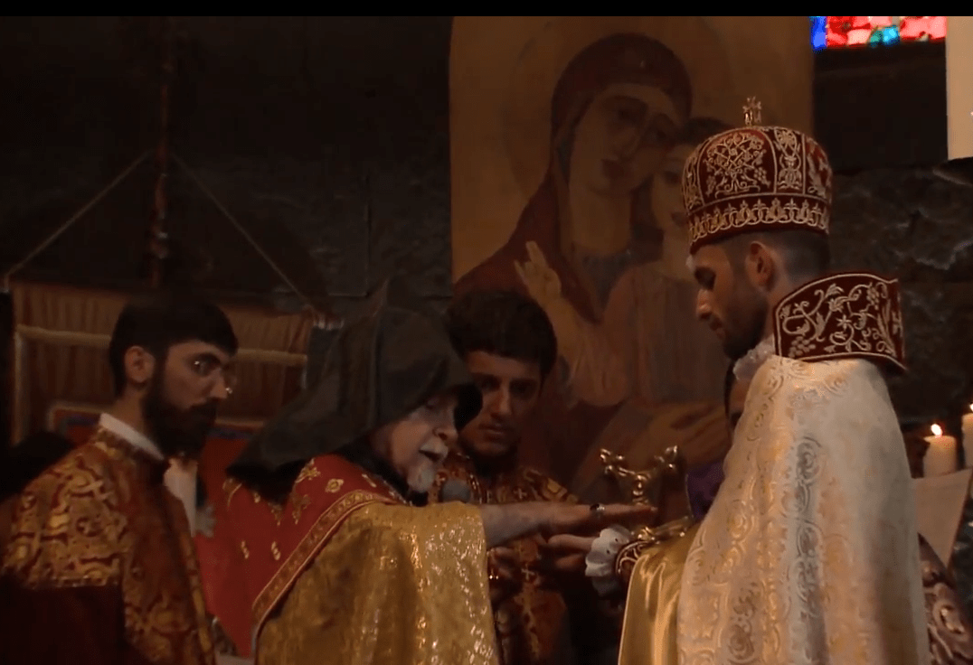 Քահանայական ձեռնադրություն Ապարանի Սուրբ Խաչ եկեղեցում (տեսանյութ) 11 qahnaakan dzernadrutyun