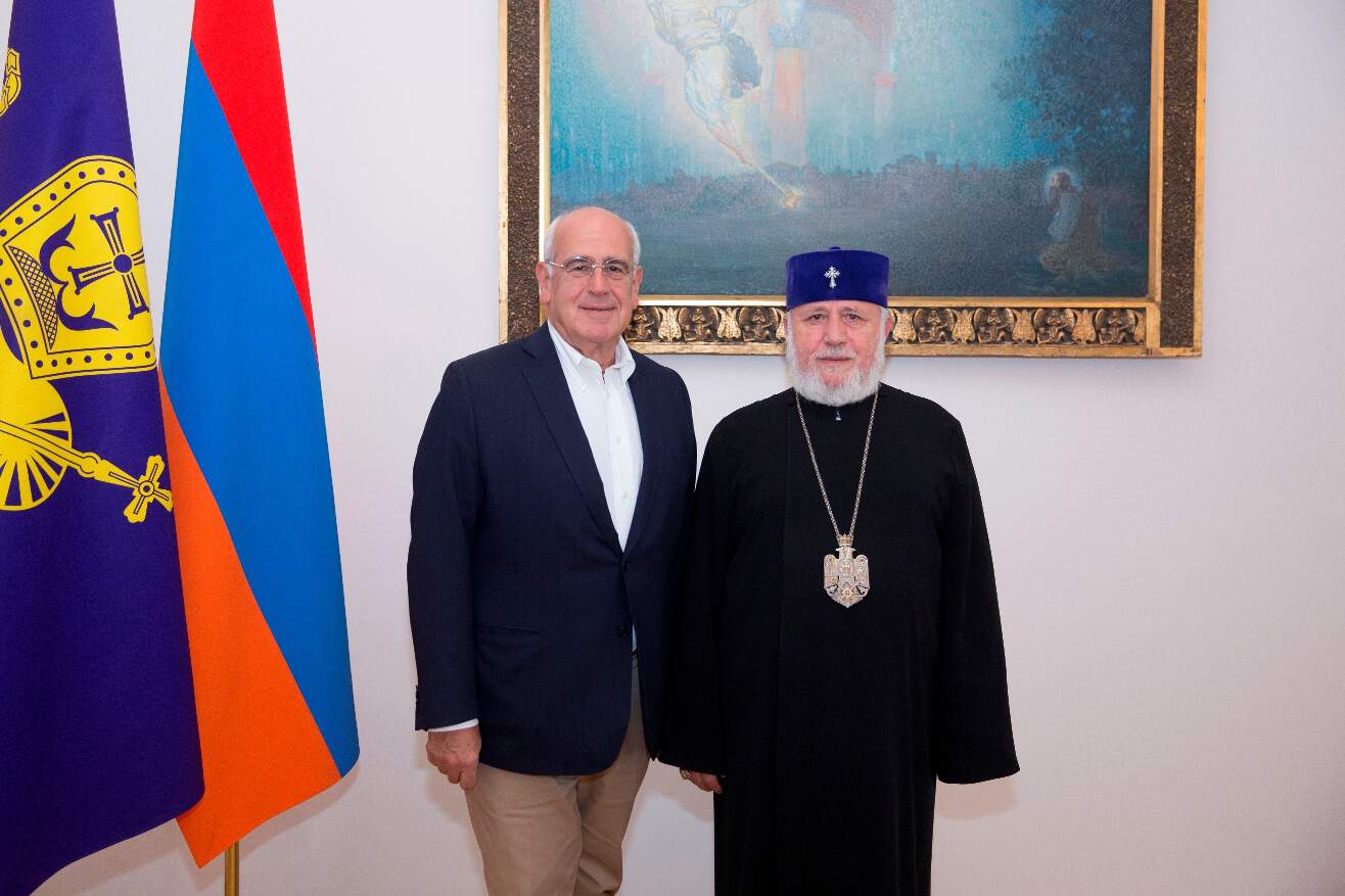 Ամենայն Հայոց Կաթողիկոսը հյուրընկալեց ՀԲԸՄ նախագահ Պերճ Սեդրակյանին 11 4 1