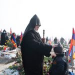 Ամենայն Հայոց Կաթողիկոսը այցելեց «Եռաբլուր» զինվորական պանթեոն 12 01.22.06