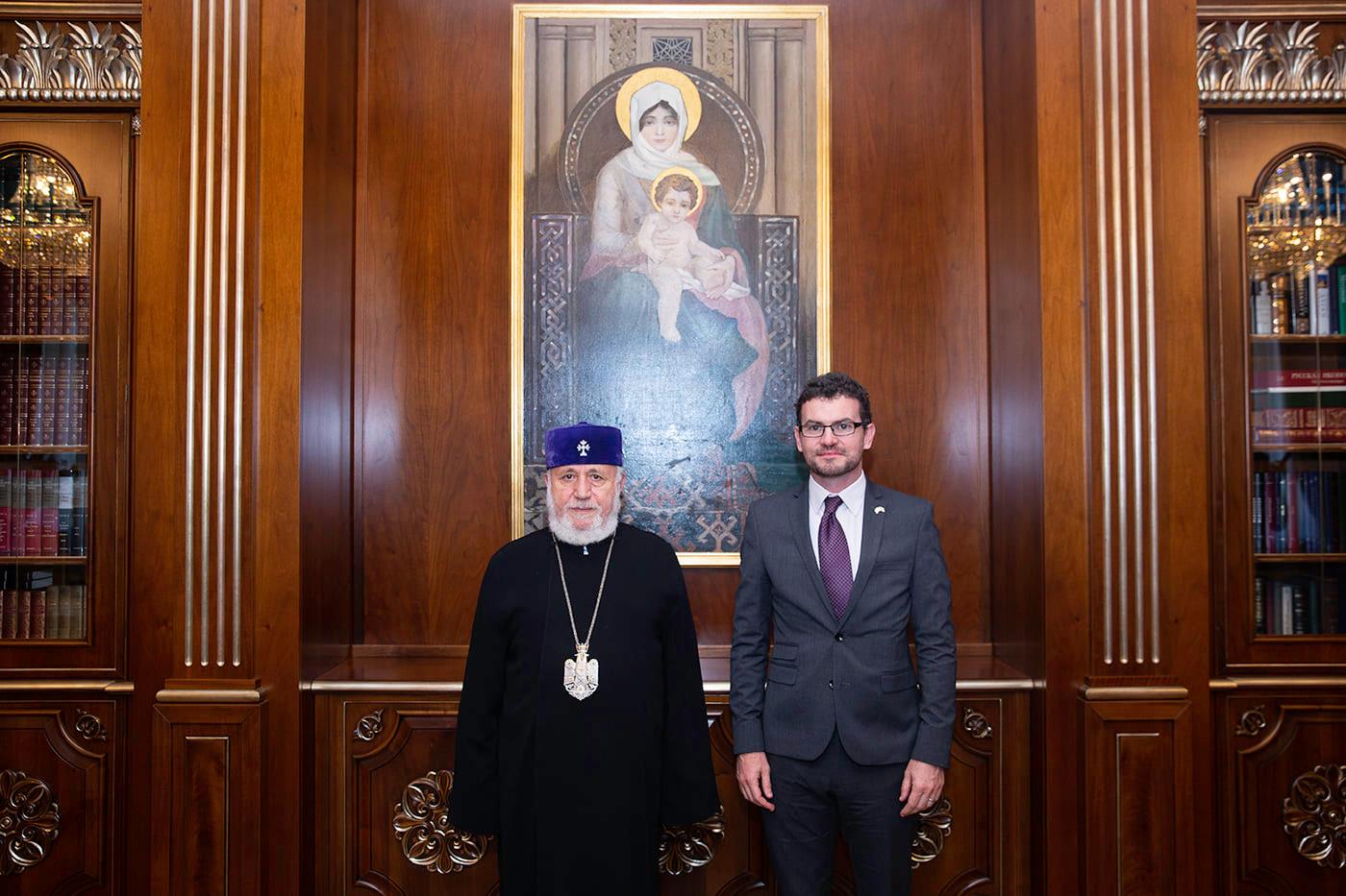 Ամենայն Հայոց Կաթողիկոսն ընդունեց ՀՀ-ում Մեծ Բրիտանիայի և Հյուսիսային Իռլանդիայի Միացյալ Թագավորության նորանշանակ դեսպանին 11 Mets britanya