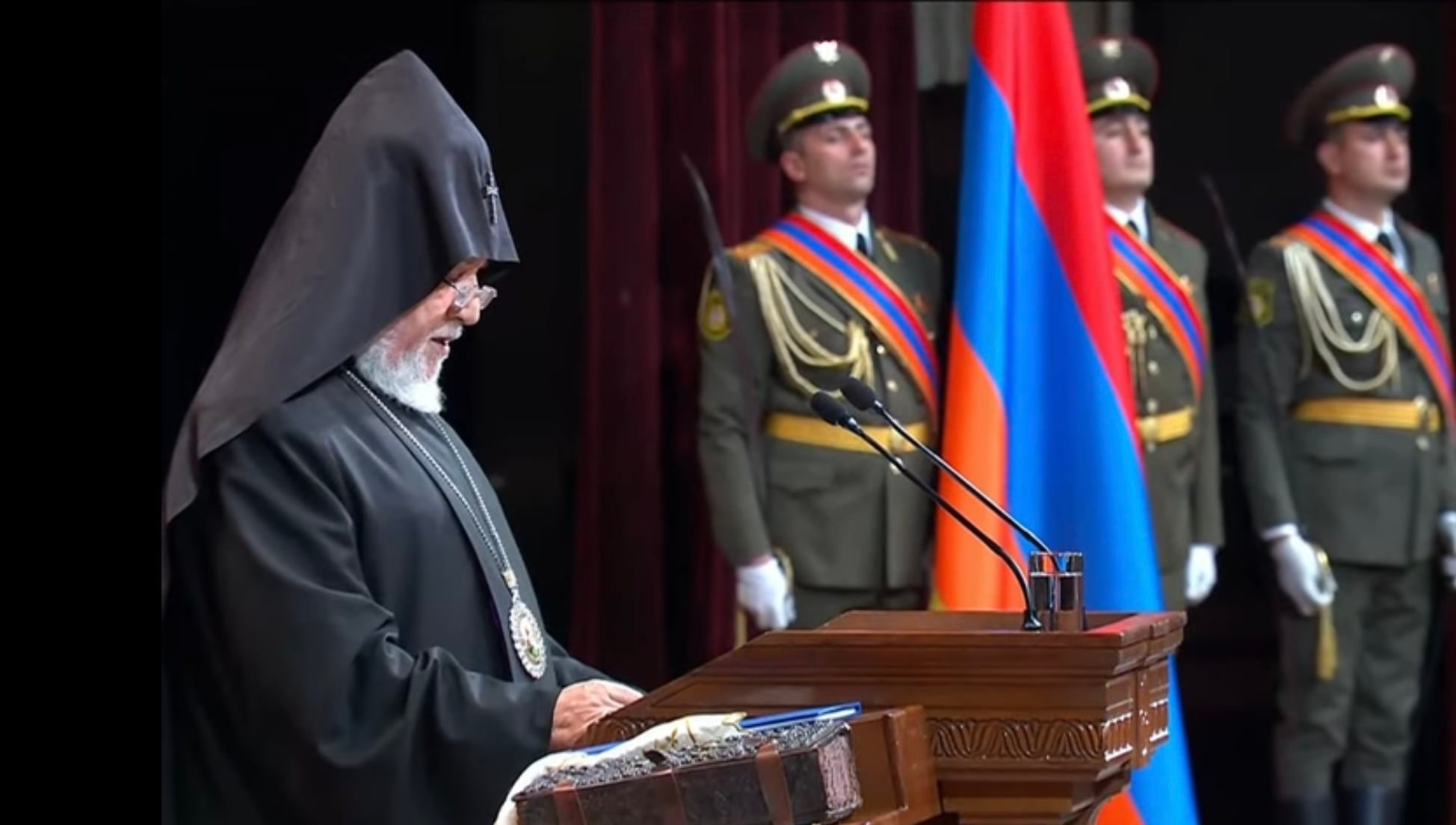 Ամենայն Հայոց Կաթողիկոսը մասնակցեց ՀՀ նախագահի երդմնակալության արարողությանը 11 15.15.15