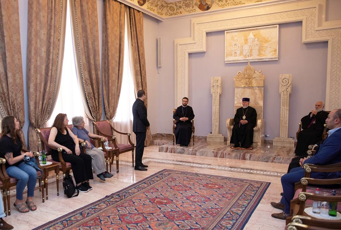 Ամենայն Հայոց Կաթողիկոսն ընդունեց «Մարդու իրավունքներ և պատասխանատվություն. պատերազմի հետևանքները» միջազգային համաժողովի մասնակիցներին 52 0206