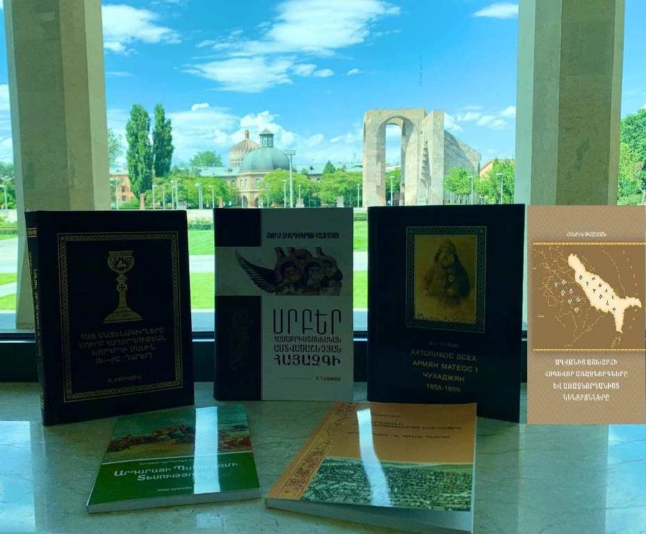 ՄԱՅՐ ԱԹՈՌ ՍՈՒՐԲ ԷՋՄԻԱԾՆԻ ՀՐԱՏԱՐԱԿԱԾ ԳՐՔԵՐ ՇՆՈՐՀԱՆԴԵՍ 11 Hrataeakchakan 245