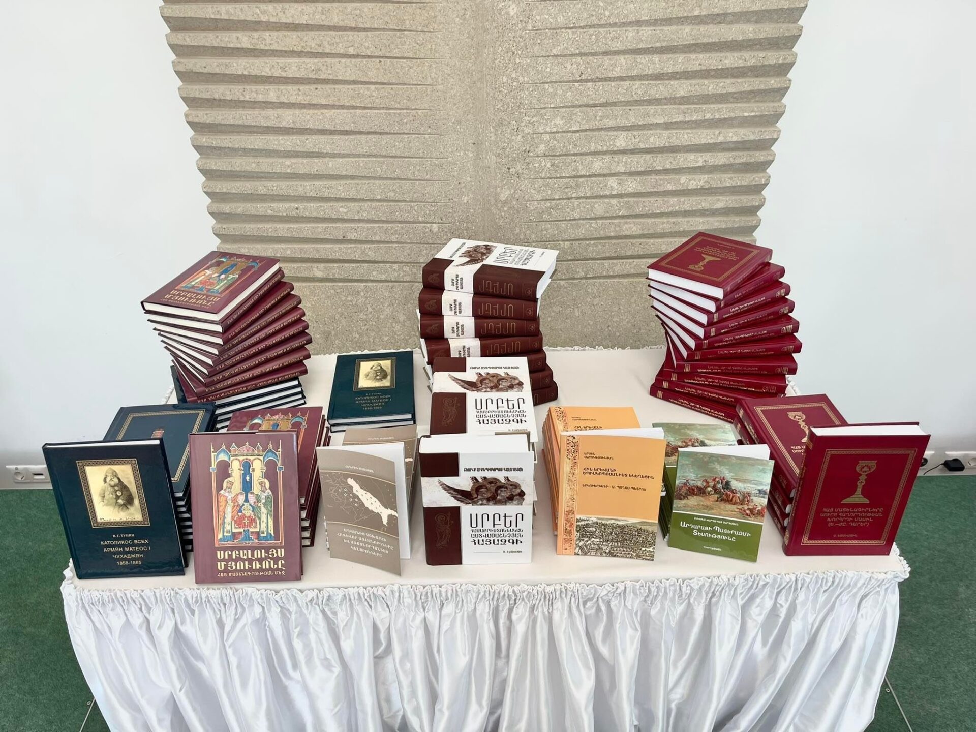 ՄԱՅՐ ԱԹՈՌ ՍՈՒՐԲ ԷՋՄԻԱԾՆԻ ՀՐԱՏԱՐԱԿԱԾ ԳՐՔԵՐԻ ՇՆՈՐՀԱՆԴԵՍ (նկարներ) 54 Grqeri shnorhandes 1